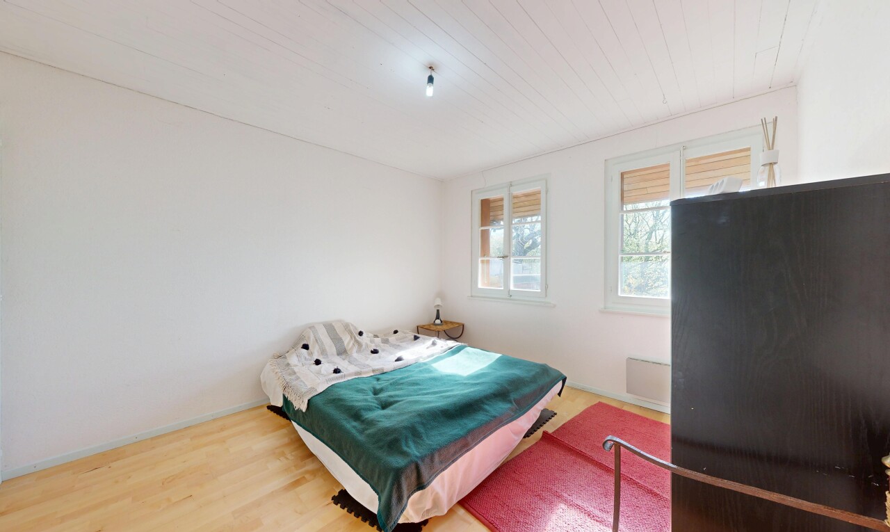zimmer / schlafzimmer mit wood finish floor, holzfußboden, inside property, natural light, und natürliches licht