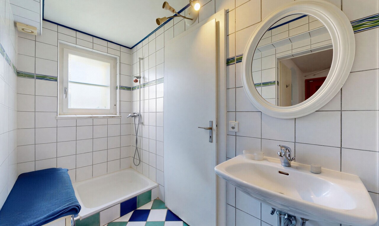 bad mit spiegel, fliesenwand, tile wall, dusche, und komplettes badezimmer