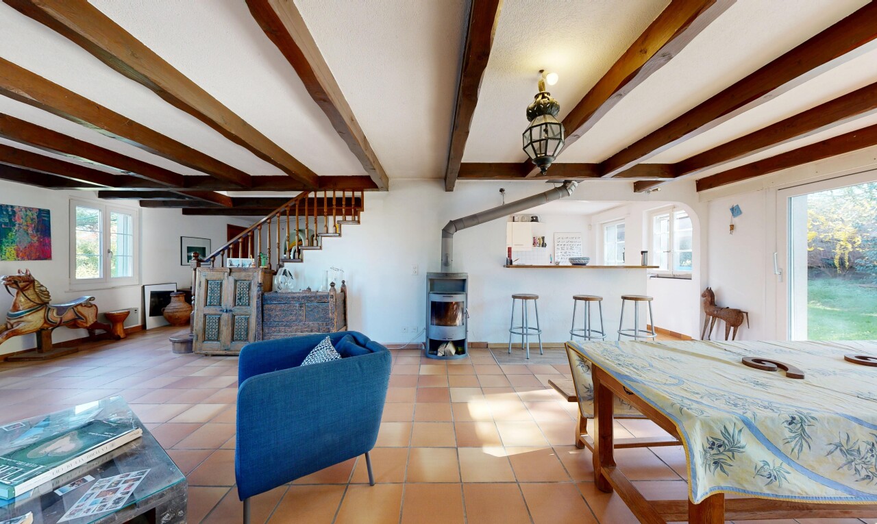 wohn- / esszimmer mit natural light, natürliches licht, holzofen, inside property, und treppen