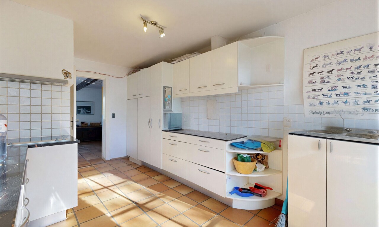 küche mit dark countertops, light floor, inside property, open shelves, und offene regale