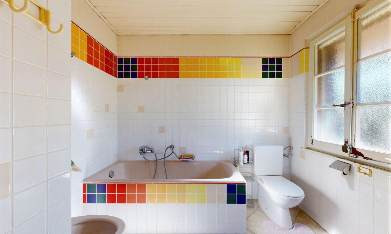 bad mit toilette, fliesenwand, tile wall, komplettes badezimmer, und inside property