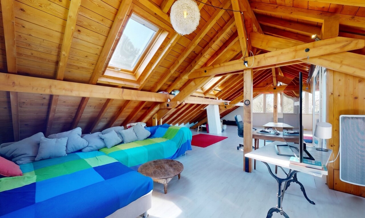 zimmer / schlafzimmer mit kathedralendecke, cathedral ceiling, inside property, dachschräge, und vaulted ceiling