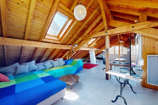 chambre avec plafond cathédrale, cathedral ceiling, inside property, plafond voûté, et vaulted ceiling