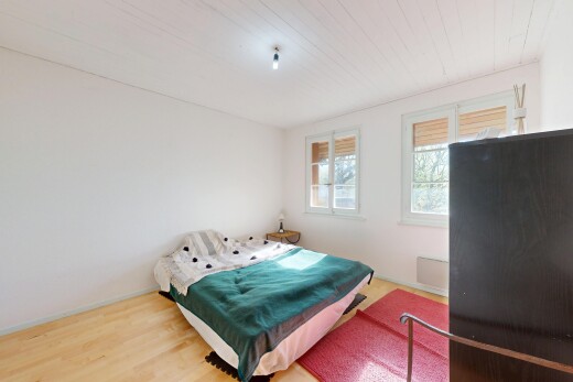 chambre avec wood finish floor, sol en finition bois, inside property, natural light, et lumière naturelle