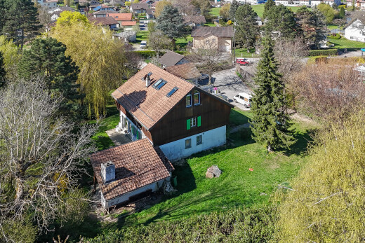 façade avec pelouse et property visible