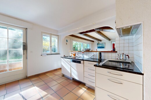 cuisine avec armoires blanches, white cabinets, dosseret, backsplash, et plans de travail