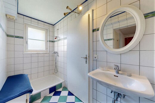 salle de bains avec miroir, mur en carrelage, tile wall, douche, et salle de bain complète