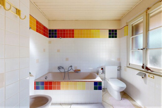 salle de bains avec toilette, mur en carrelage, tile wall, salle de bain complète, et inside property