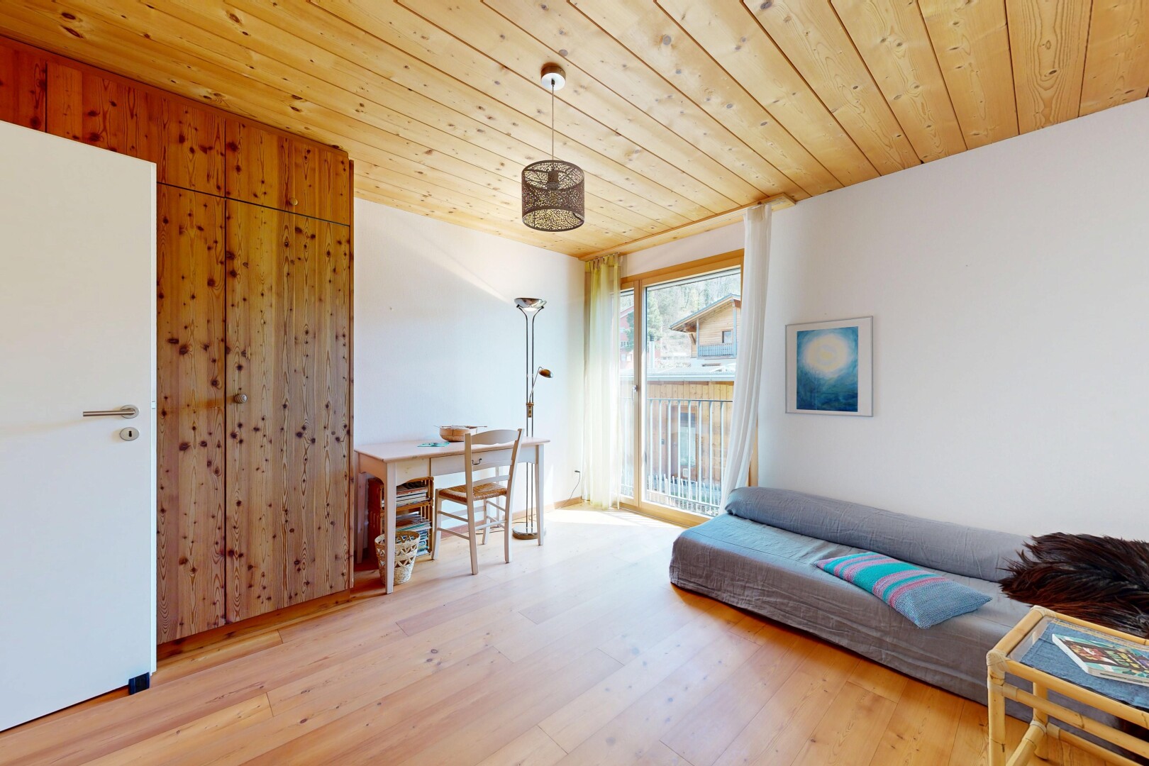 salon / salle à manger avec plafond en bois, wood ceiling, lumière naturelle, natural light, et inside property