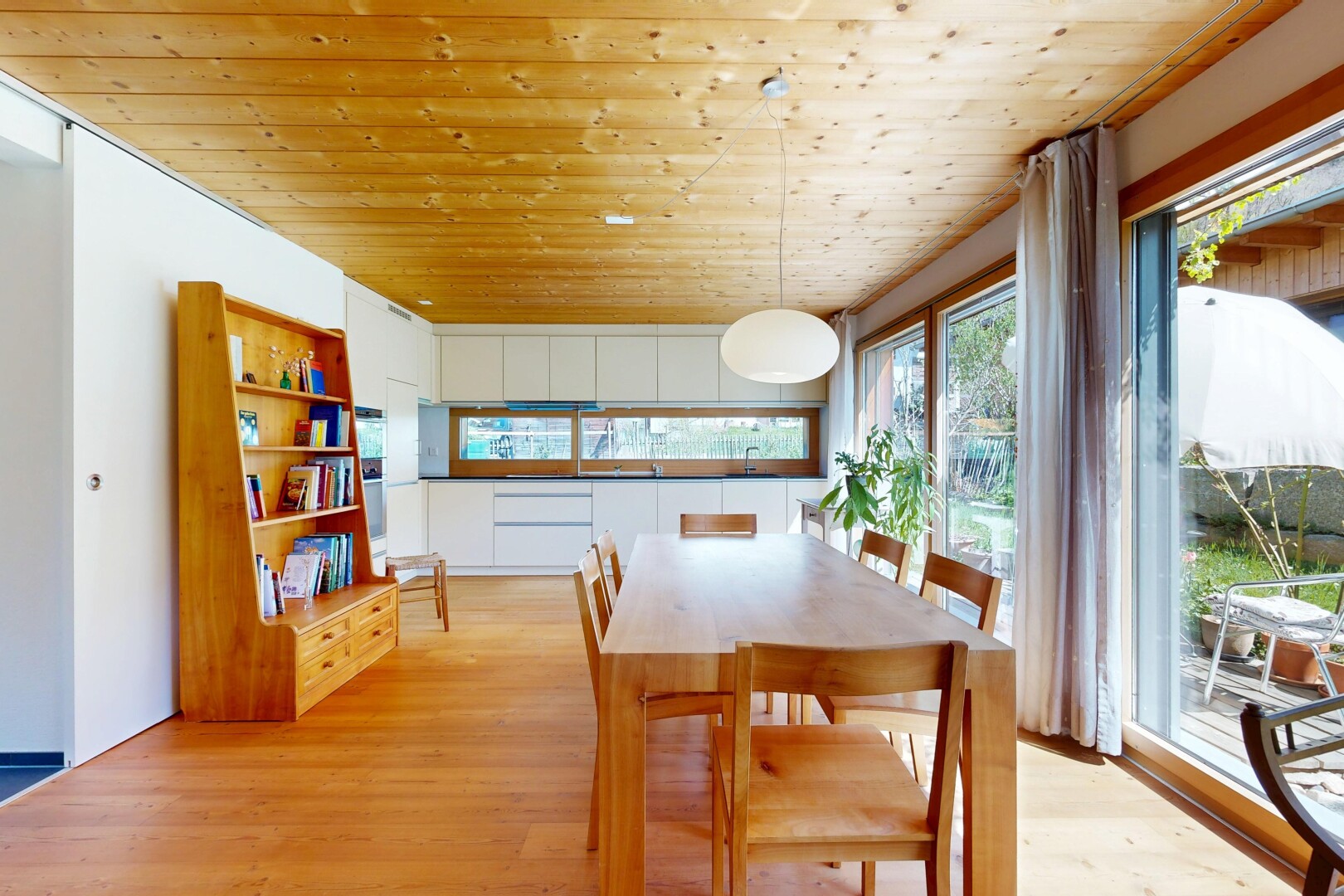 salle à manger avec wood ceiling, plafond en bois, inside property, drywall, et cloison sèche