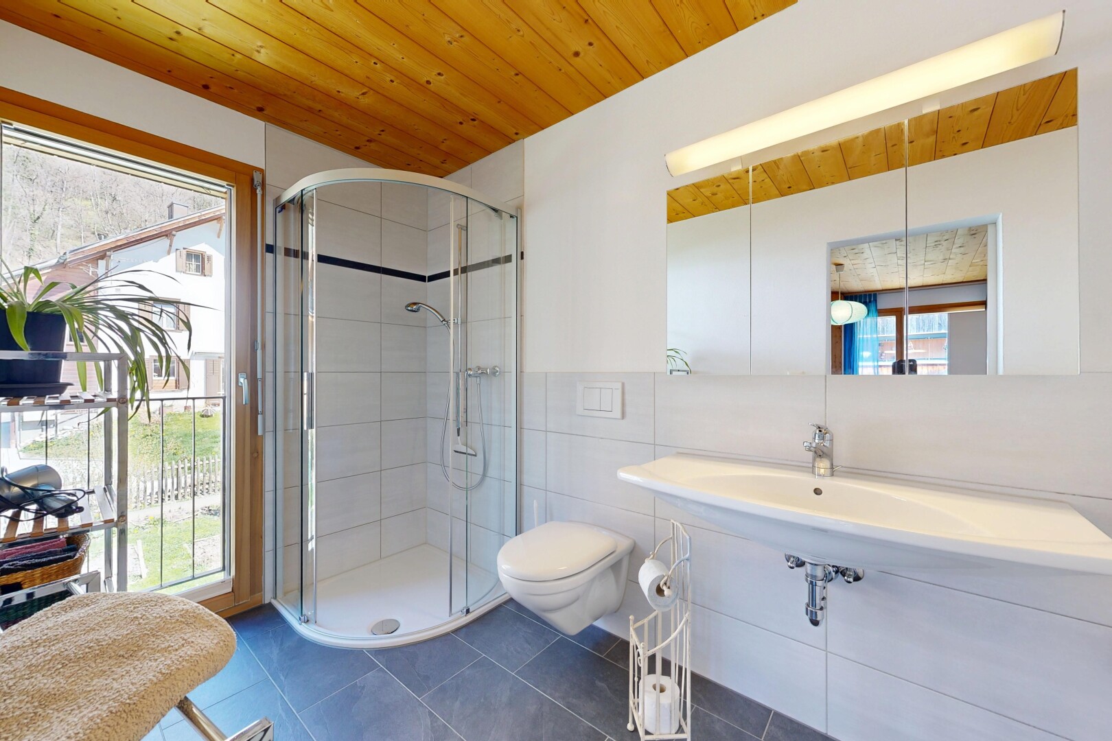 salle de bains avec miroir, wood ceiling, plafond en bois, salle de bain complète, et douche