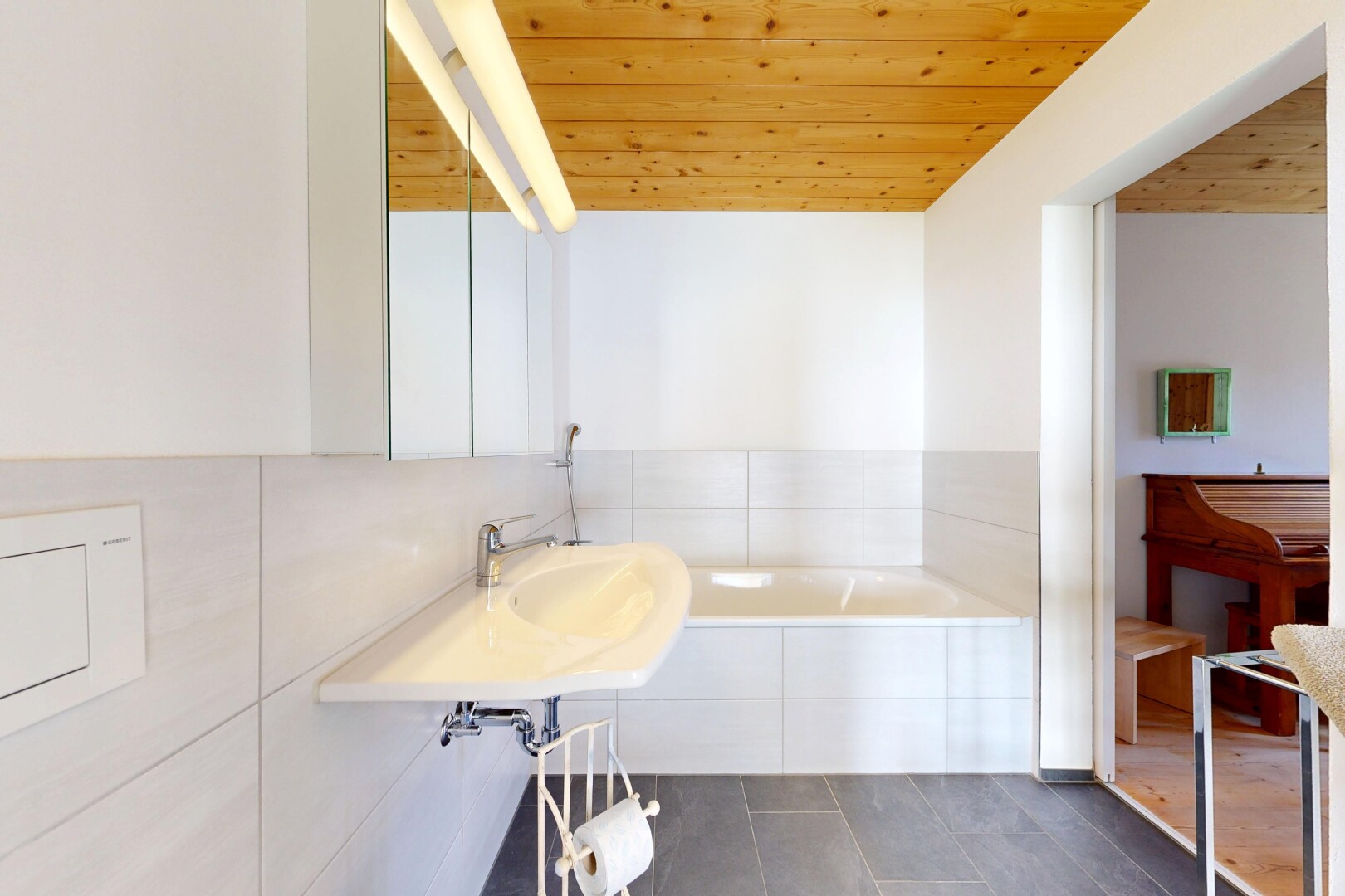 salle de bains avec plafond en bois, wood ceiling, bain, inside property, et salle de bain complète
