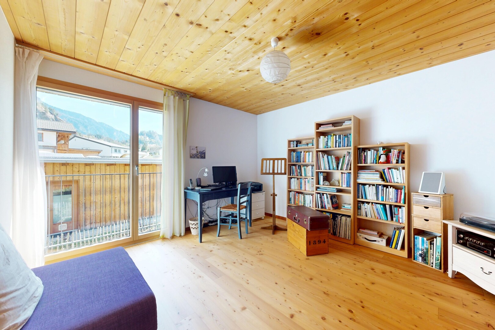 bureau avec plafond en bois, wood ceiling, lumière naturelle, natural light, et sol en finition bois