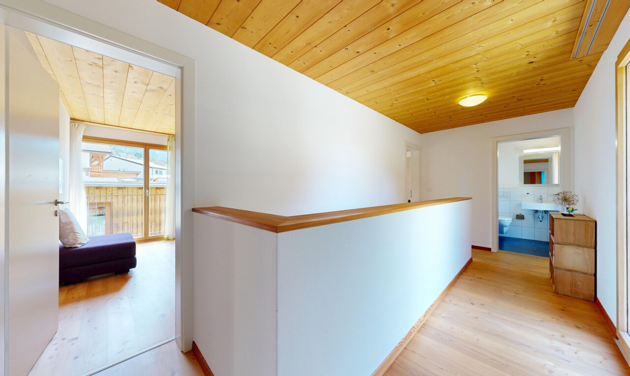 couloir avec sol en finition bois, wood finish floor, plafond en bois, wood ceiling, et inside property