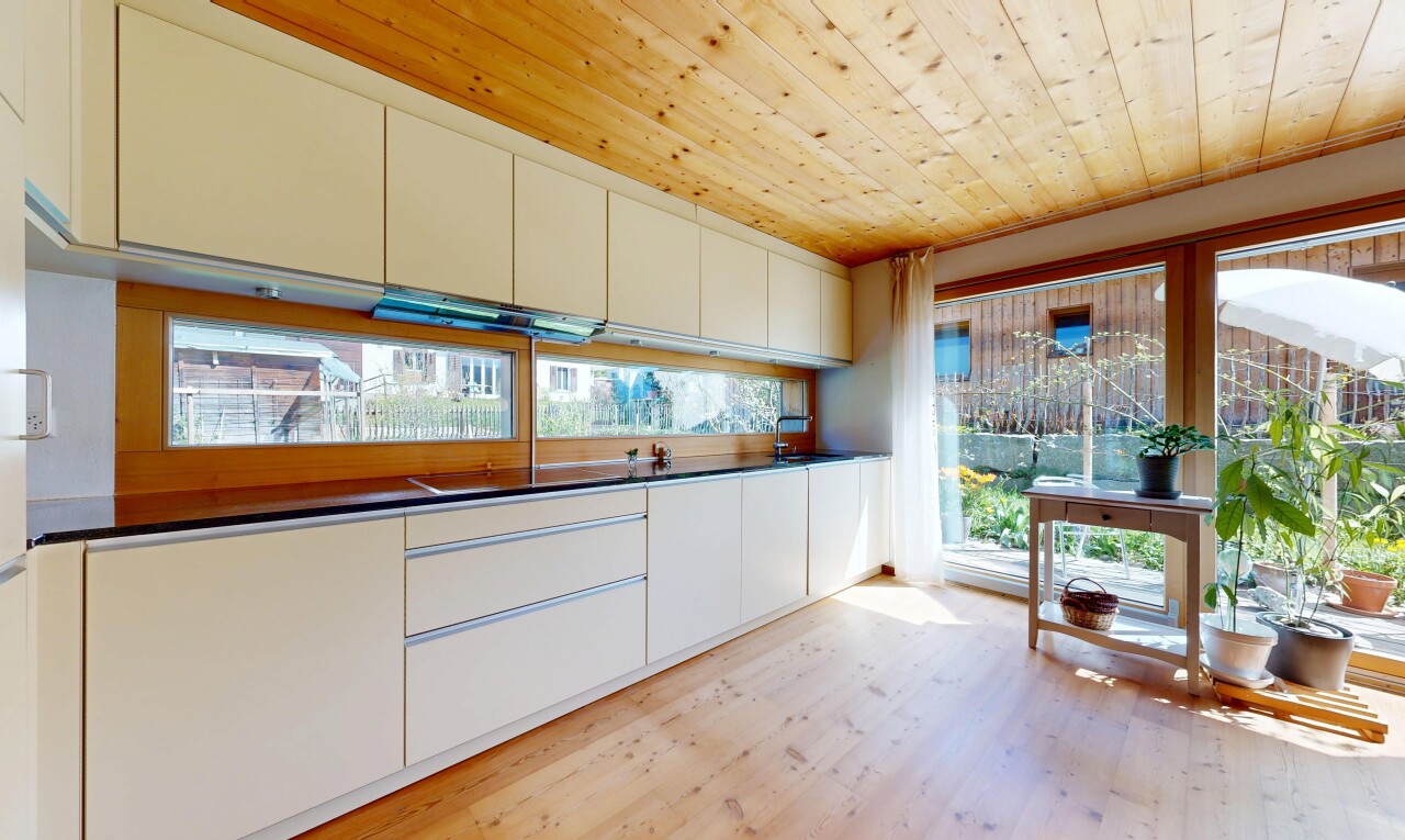 cuisine avec sol en finition bois, wood finish floor, plafond en bois, wood ceiling, et plans de travail