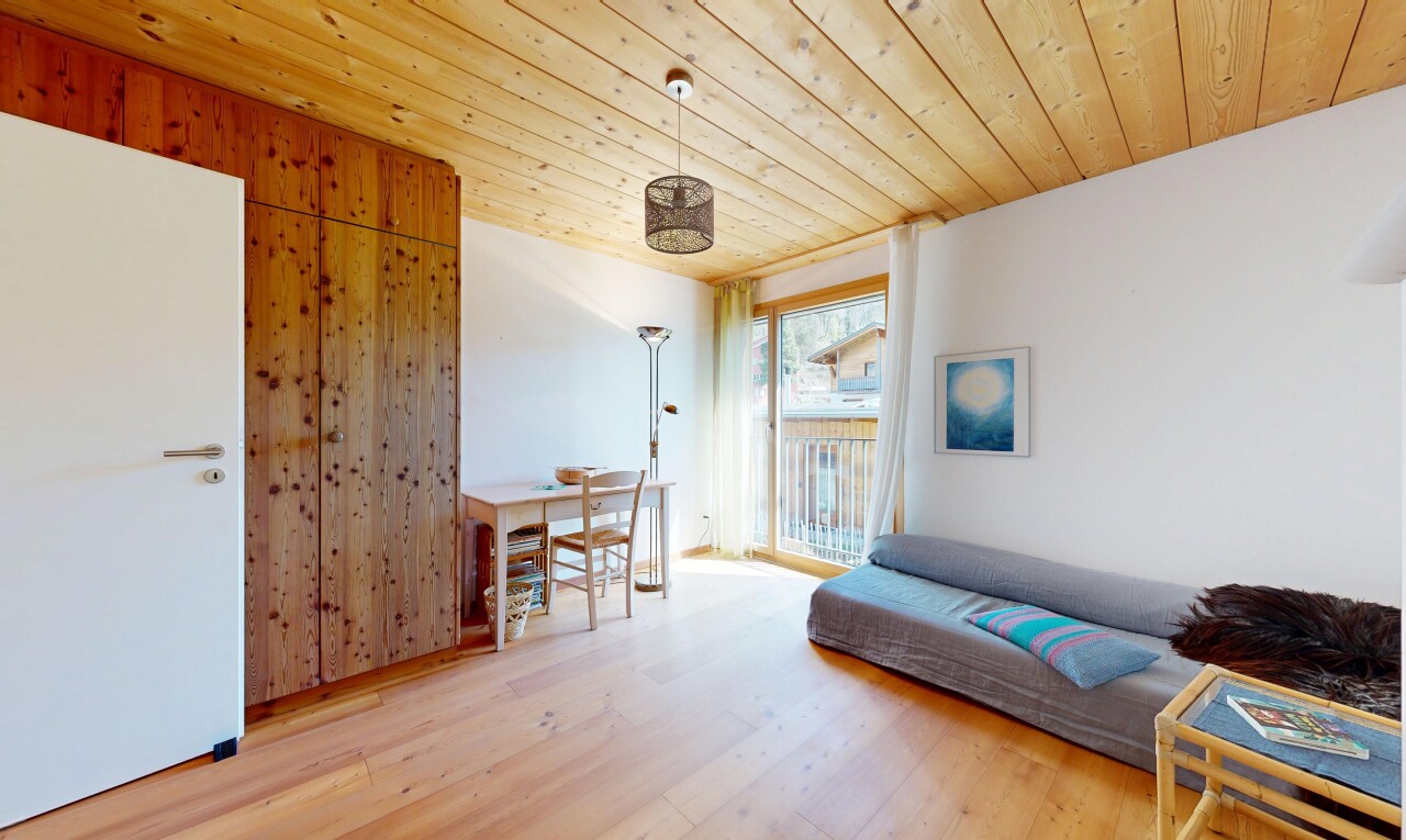 salon / salle à manger avec plafond en bois, wood ceiling, lumière naturelle, natural light, et inside property