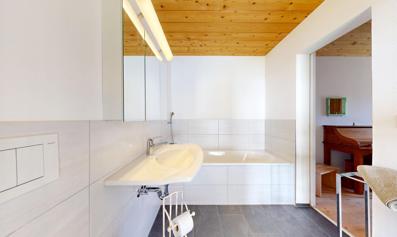 salle de bains avec plafond en bois, wood ceiling, bain, inside property, et salle de bain complète