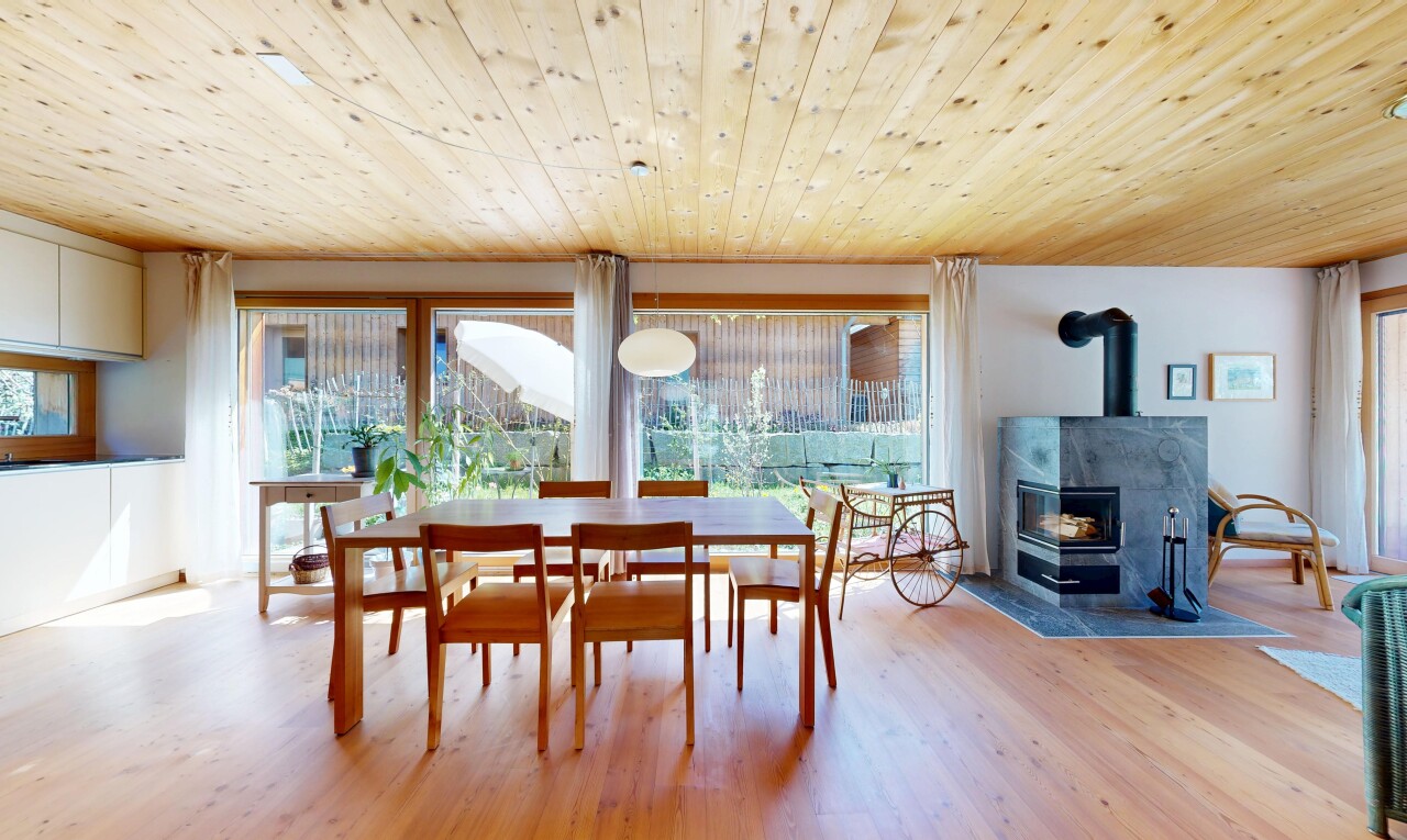 salle à manger avec poêle à bois, wood ceiling, plafond en bois, natural light, et lumière naturelle