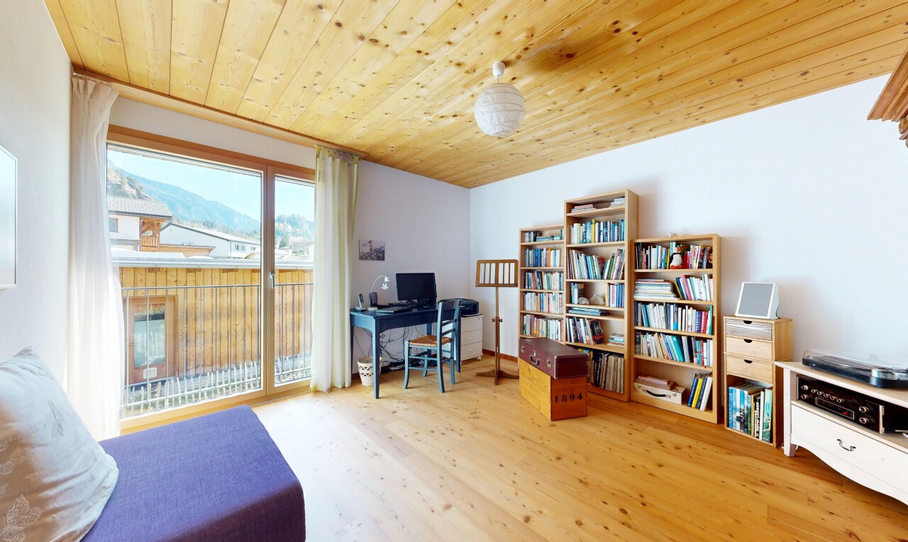 bureau avec plafond en bois, wood ceiling, lumière naturelle, natural light, et sol en finition bois