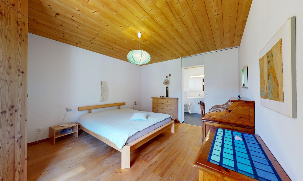 chambre avec inside property, cloison sèche, drywall, sol en finition bois, et wood finish floor