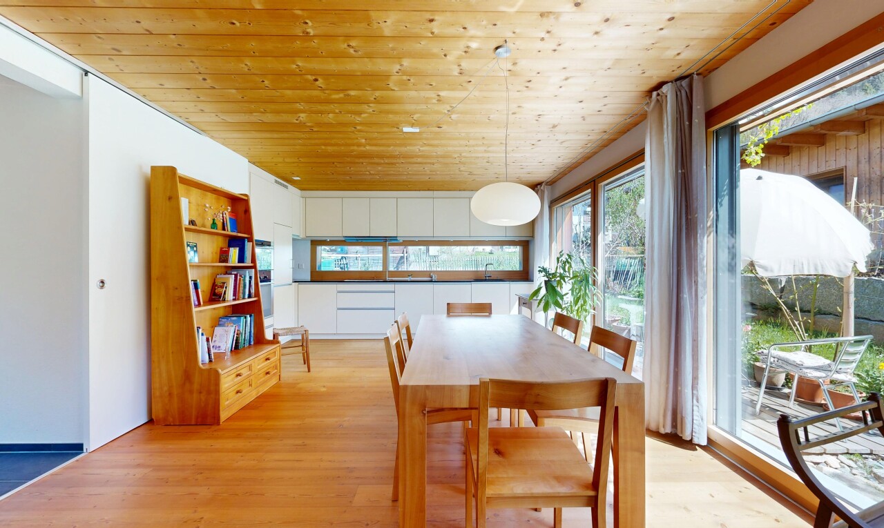 salle à manger avec wood ceiling, plafond en bois, inside property, drywall, et cloison sèche