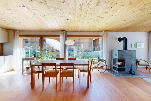salle à manger avec poêle à bois, wood ceiling, plafond en bois, natural light, et lumière naturelle
