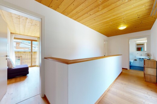 couloir avec sol en finition bois, wood finish floor, plafond en bois, wood ceiling, et inside property