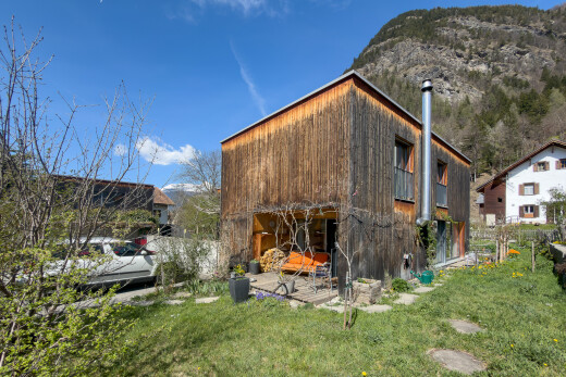 façade avec bardage vertical, bardage en bois, pelouse, terrasse, et day time