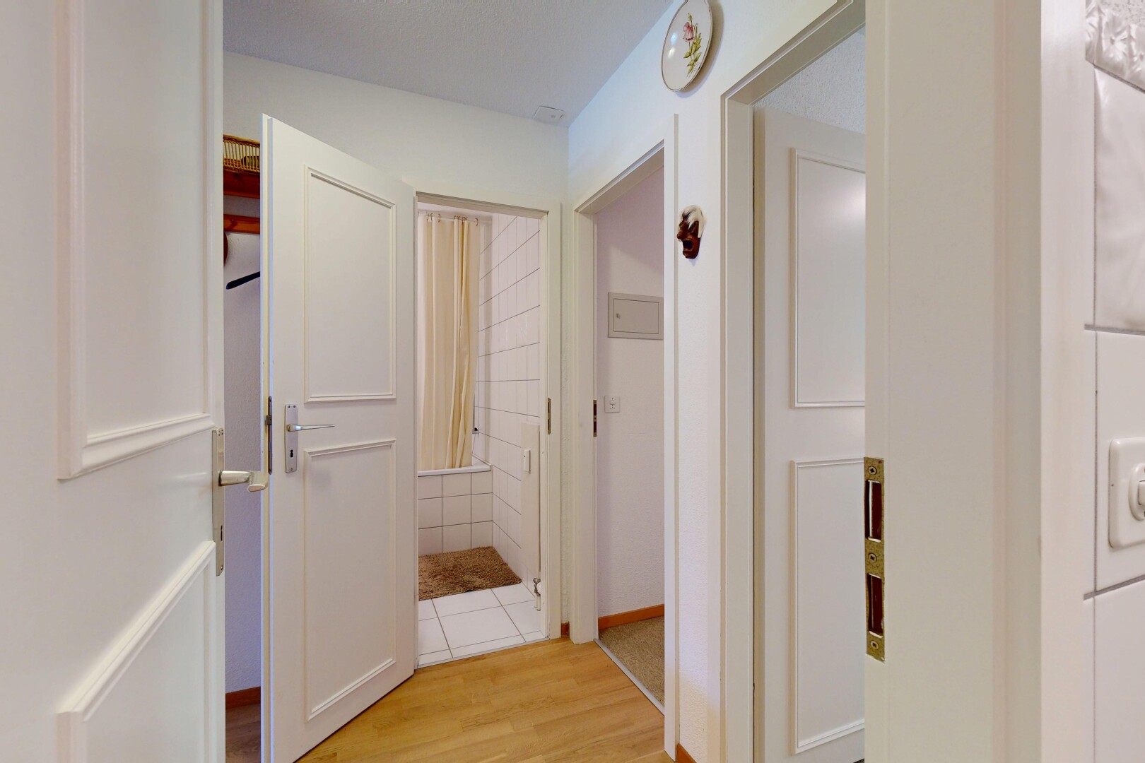 halle / korridor mit inside property, holzfußboden, wood finish floor, gipskartonwand, und drywall