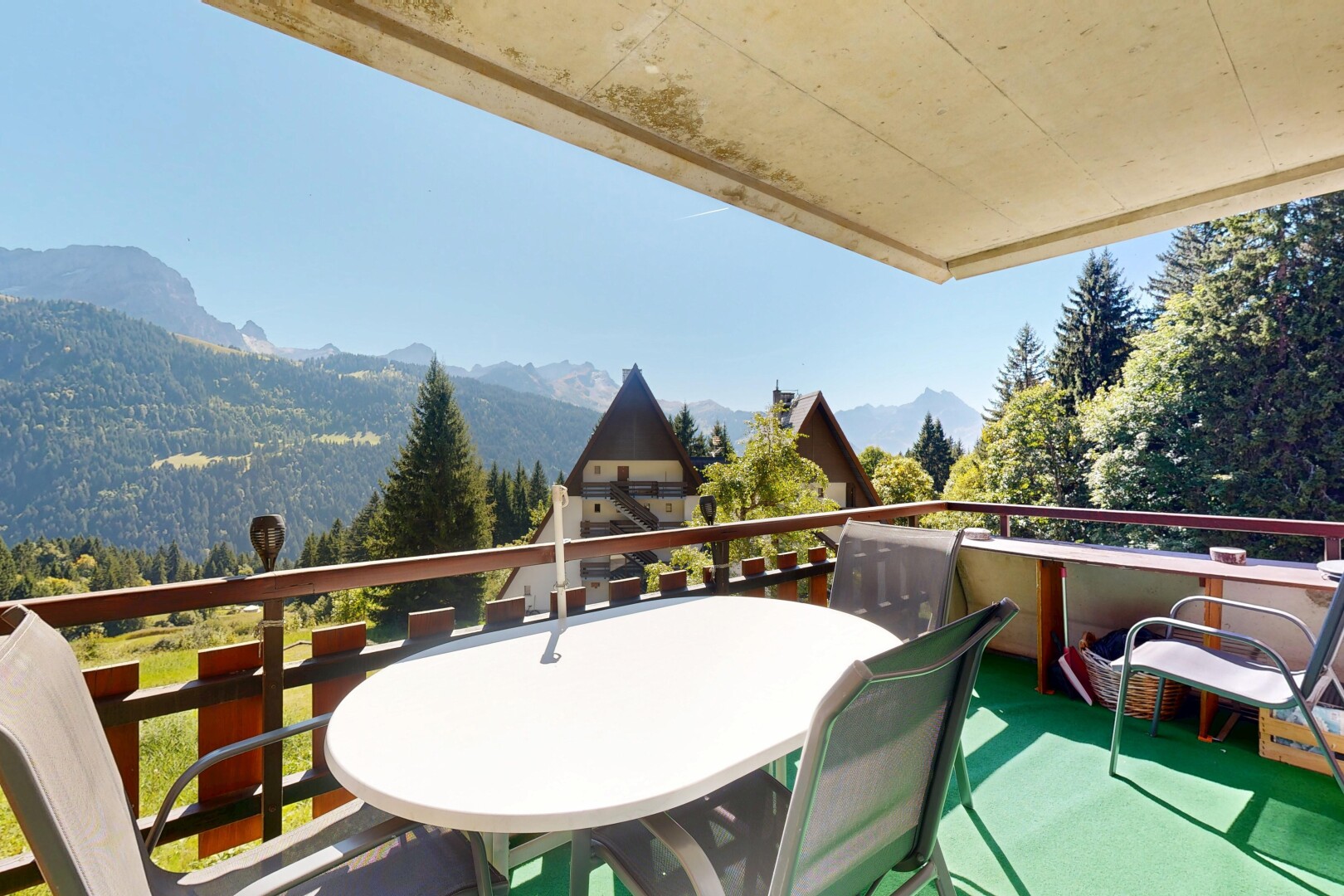 balkon mit balkon, mountain view, blick auf die berge, day time, und from property
