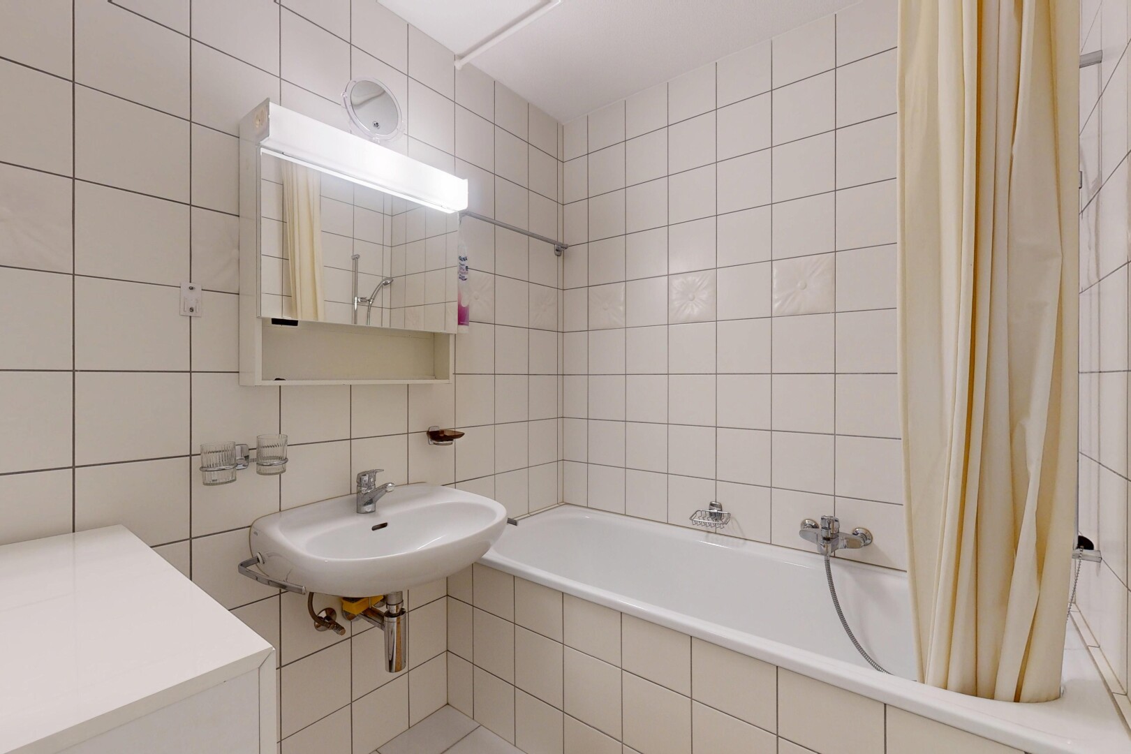 bad mit inside property, kombiniertes bad / dusche, fliesenwand, tile wall, und spiegel