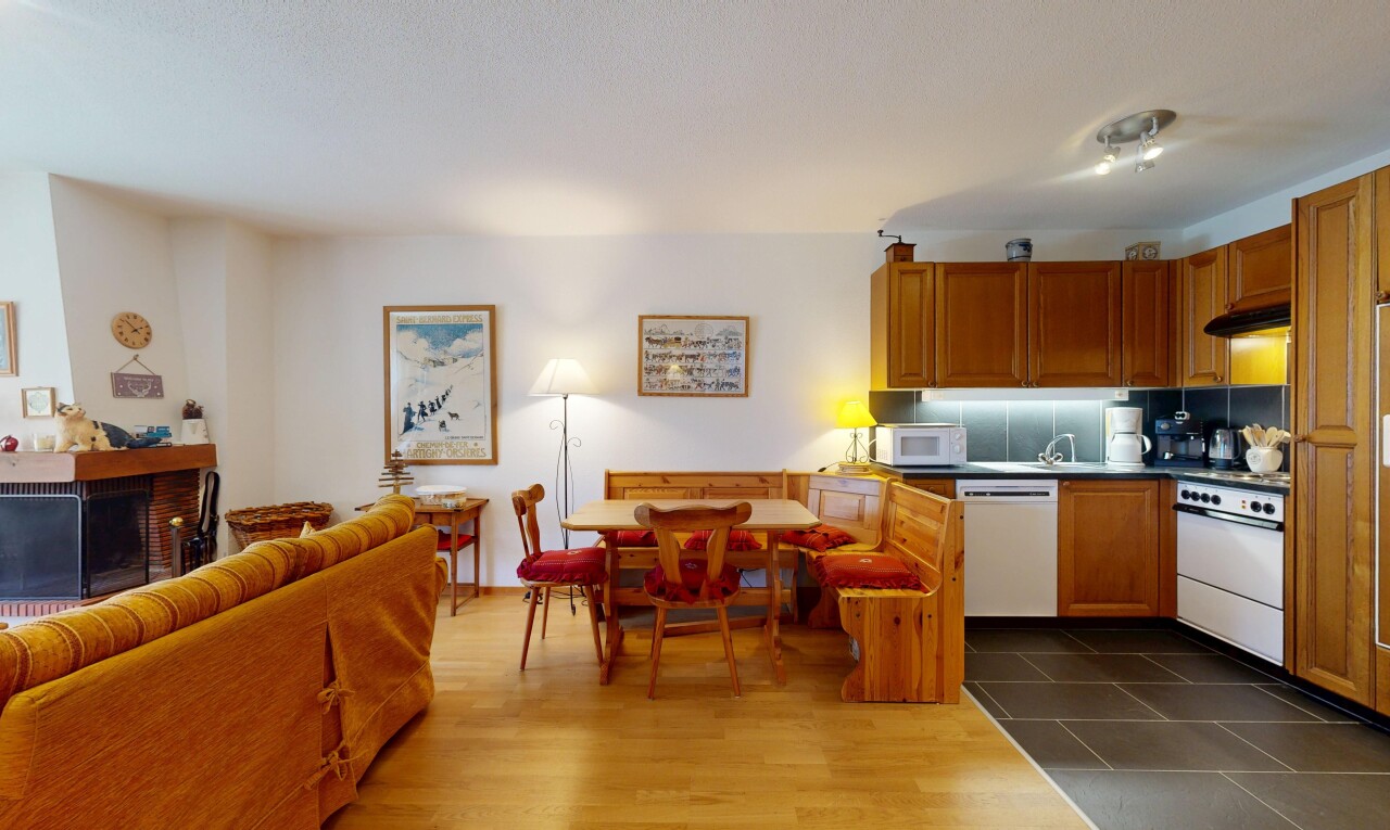 küche mit inside property, gipskartonwand, drywall, geschirrspülmaschine, und mittelbraune schränke