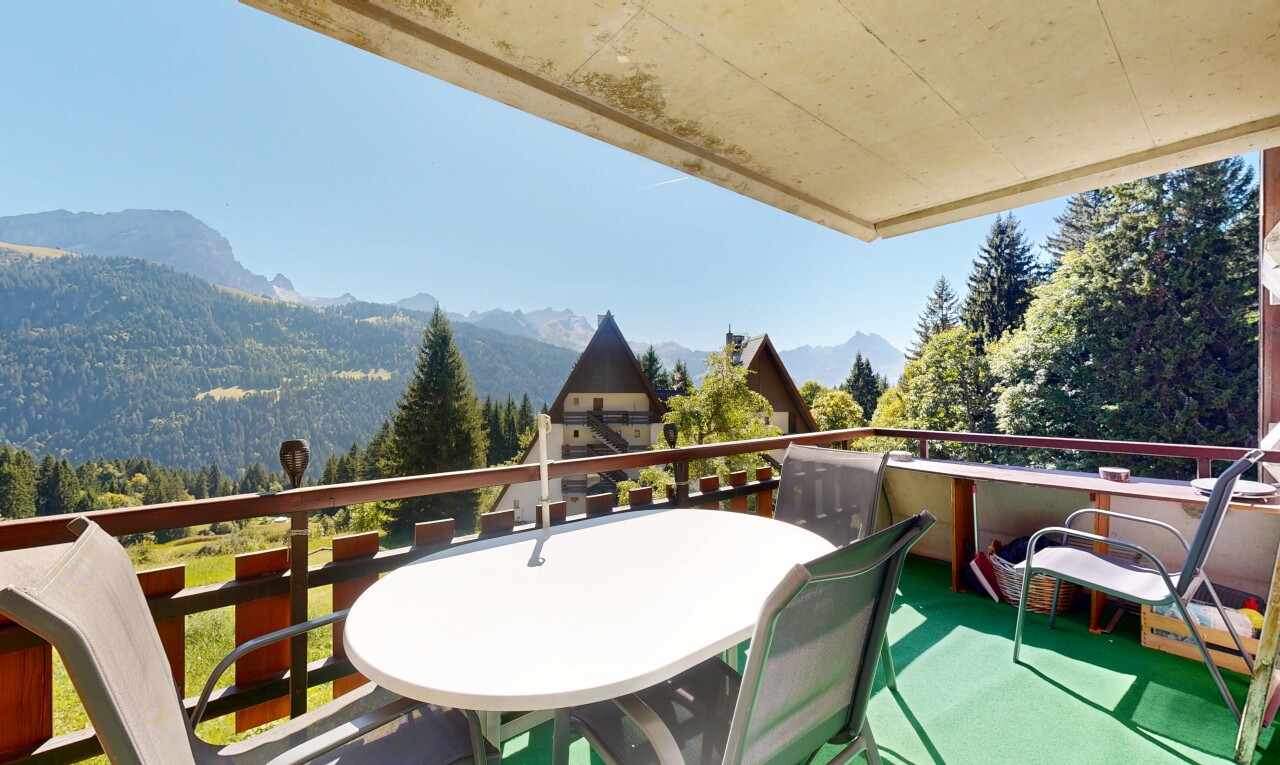 balkon mit balkon, mountain view, blick auf die berge, day time, und from property