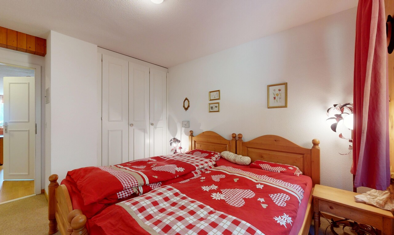 zimmer / schlafzimmer mit inside property, gipskartonwand, drywall, und kleiderschrank