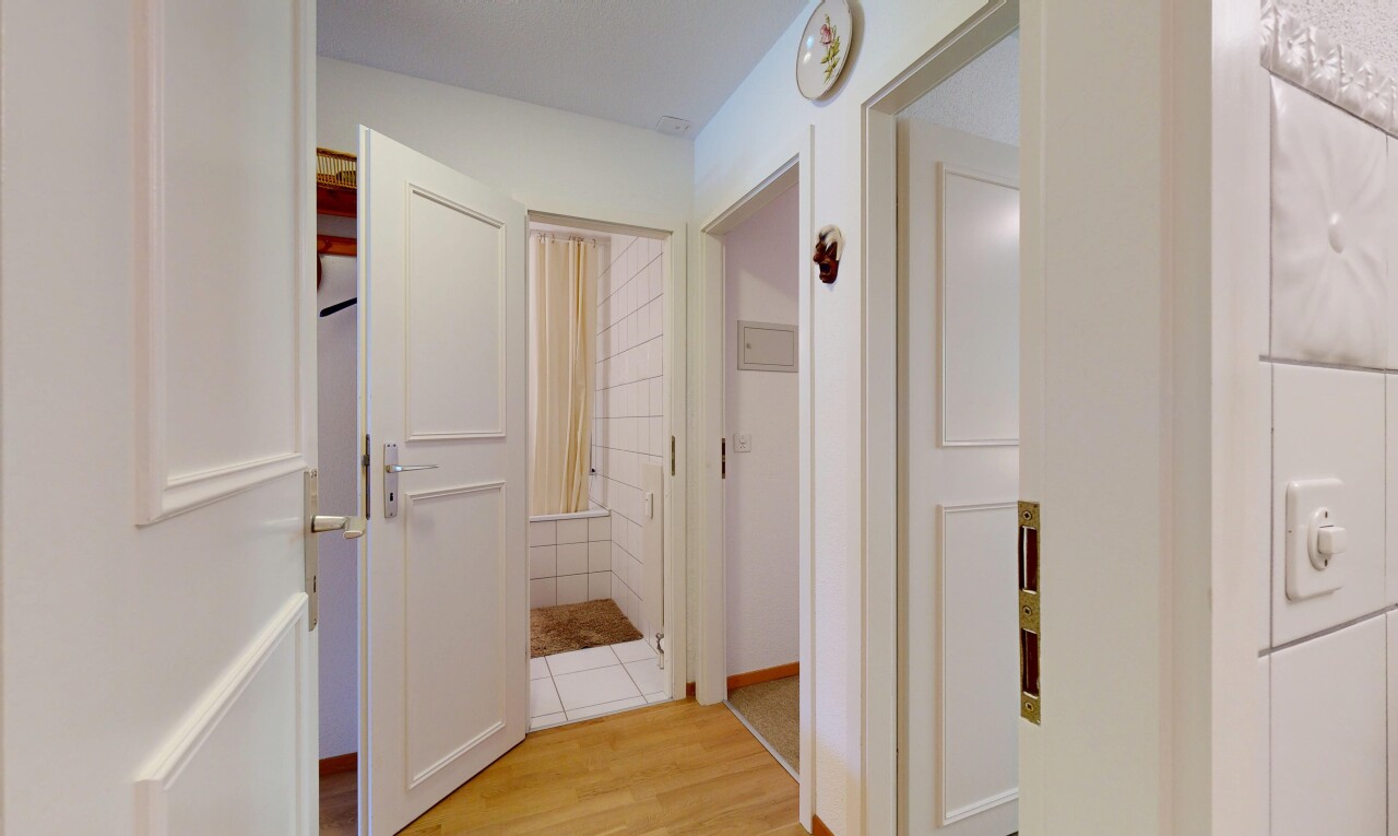 halle / korridor mit inside property, holzfußboden, wood finish floor, gipskartonwand, und drywall