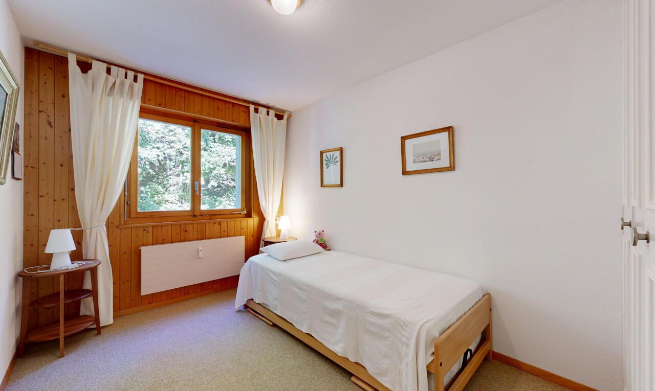 zimmer / schlafzimmer mit natürliches licht, natural light, inside property, teppich, und carpet