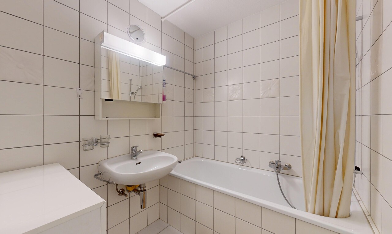 bad mit inside property, kombiniertes bad / dusche, fliesenwand, tile wall, und spiegel