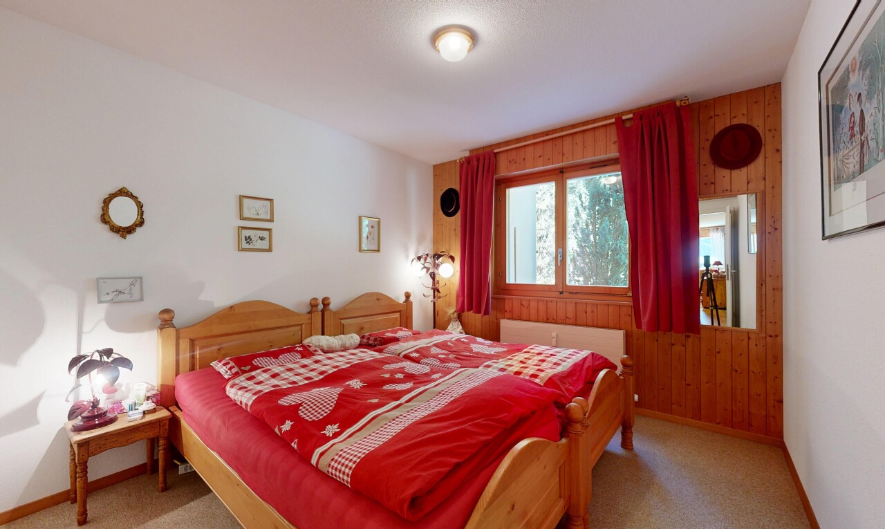 zimmer / schlafzimmer mit holzwand, wood wall, inside property, natürliches licht, und natural light
