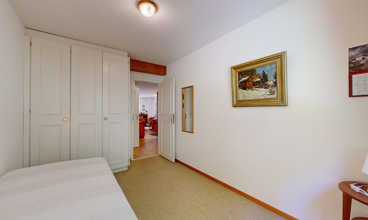 zimmer / schlafzimmer mit gipskartonwand, drywall, kleiderschrank, teppich, und carpet