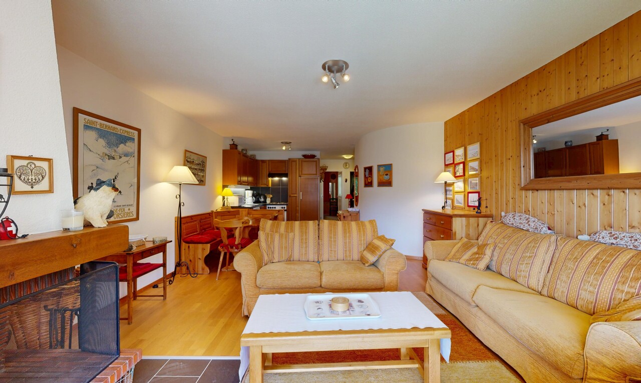 wohn- / esszimmer mit holzwand, wood wall, holzfußboden, wood finish floor, und inside property