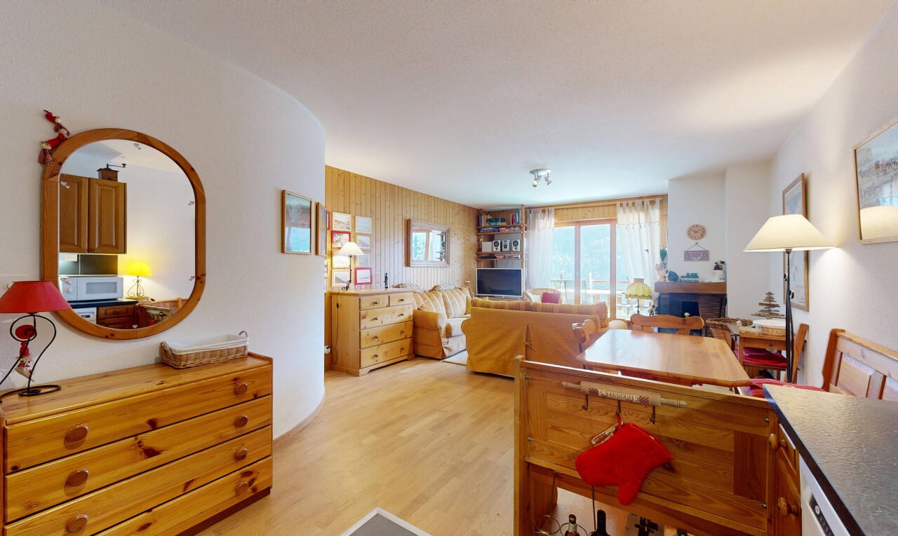 innenraum mit holzfußboden, wood finish floor, inside property, gipskartonwand, und drywall