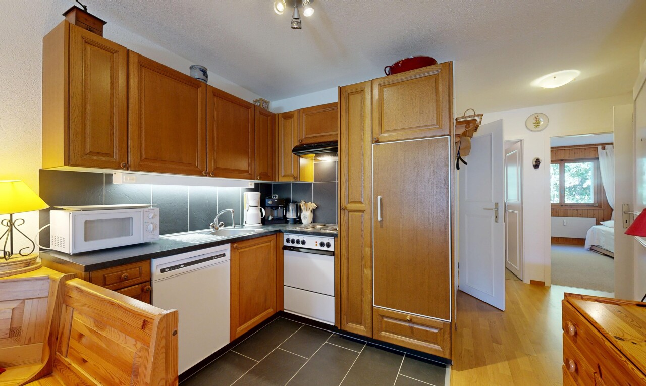 küche mit inside property, mittelbraune schränke, geschirrspülmaschine, mikrowelle, und arbeitsplatten