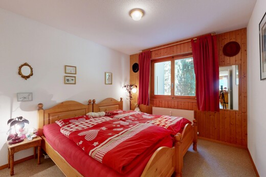 chambre avec mur en bois, wood wall, inside property, lumière naturelle, et natural light