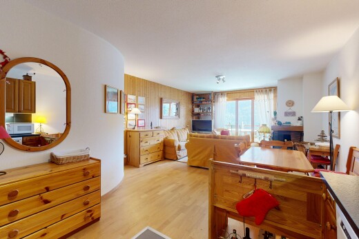 espace intérieur avec sol en finition bois, wood finish floor, inside property, cloison sèche, et drywall
