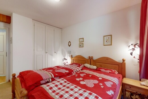 chambre avec inside property, cloison sèche, drywall, et placard