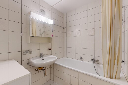 salle de bains avec inside property, douche-bain combinés, mur en carrelage, tile wall, et miroir
