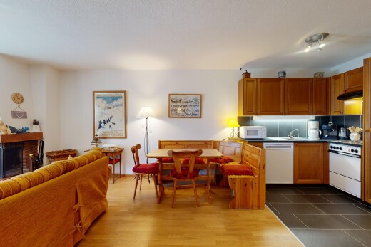 cuisine avec inside property, cloison sèche, drywall, lave-vaisselle, et armoires marron moyen