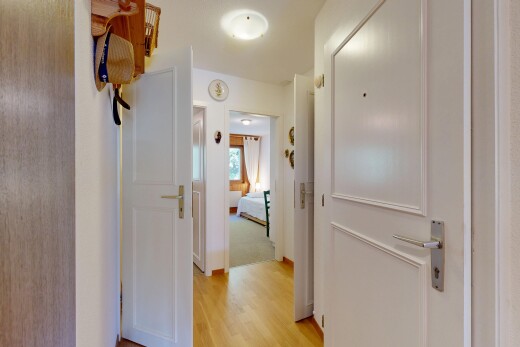 couloir avec inside property, sol en finition bois, wood finish floor, lumière naturelle, et natural light