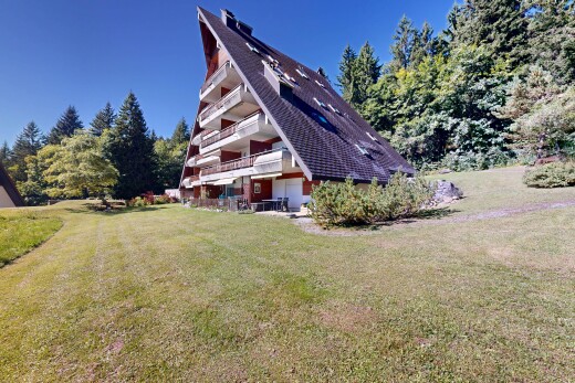 außenansicht mit rasen, property visible, day time, und terrasse