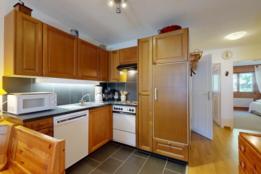 küche mit inside property, mittelbraune schränke, geschirrspülmaschine, mikrowelle, und arbeitsplatten